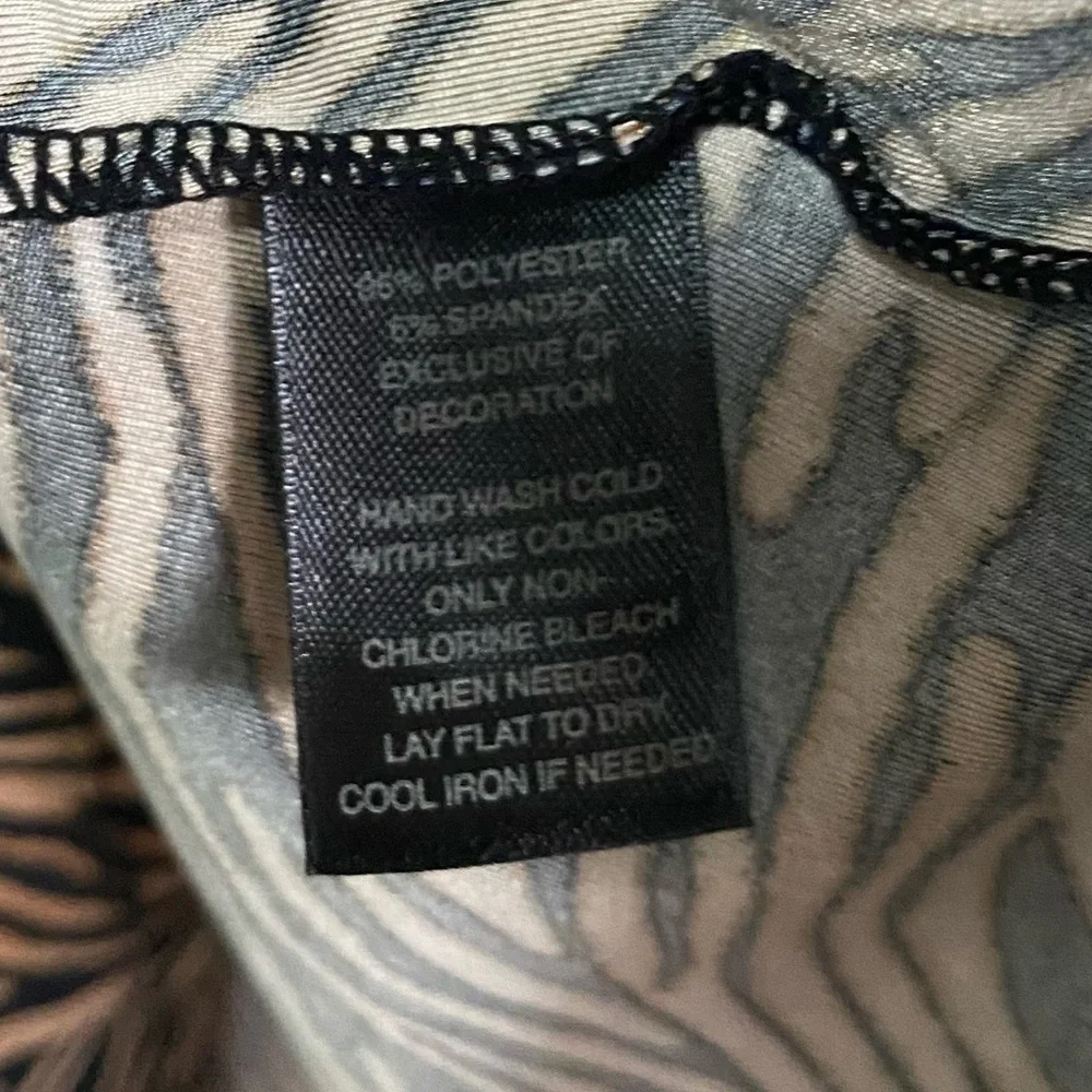 WHITE HOUSE BLACK MARKET TOP - LARGE - Picture 8 of 8